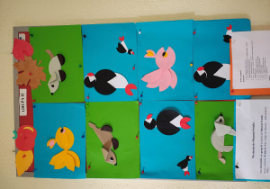 Wystawa prac wykonanych przez dzieci - jamniki, ryby i pingwiny z kół origami.