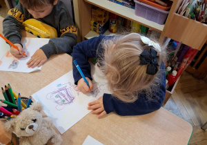 Chłopiec i dziewczynka rysujący misie.