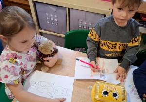 Chłopiec i dziewczynka rysujący misie.