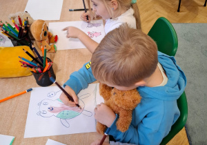 Chłopiec i dziewczynka rysujący misie.