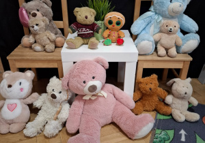 Stolik, krzesła, pluszowe misie.