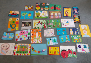 Matematyczne prace plastyczne na szarym tle.