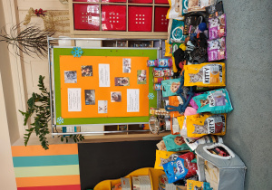 Plakat i dary przyniesione podczas zbiórki dla Łódzkiego Towarzystwa Opieki nad Zwierzętami.